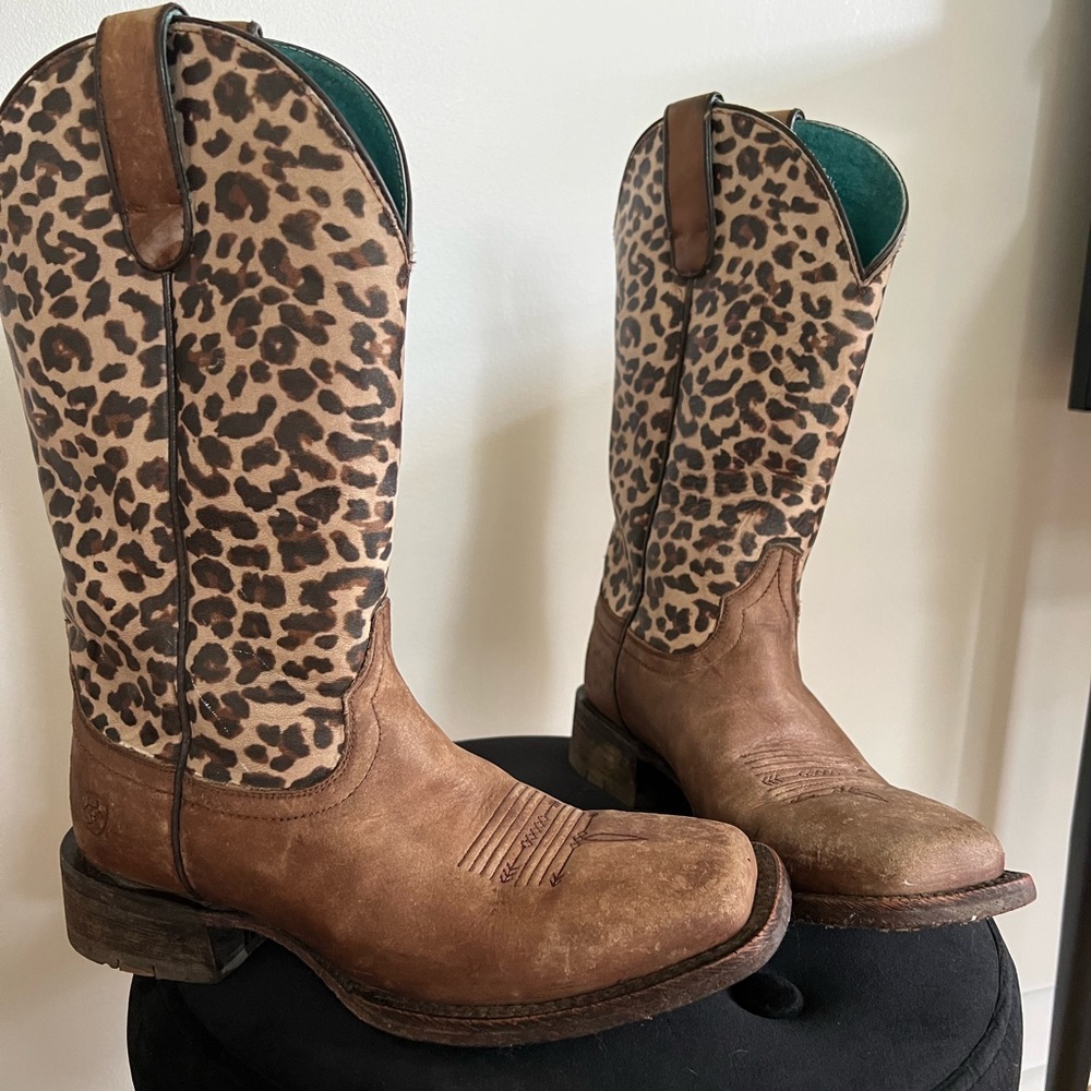 Ariat Savannah Distressed Boots, size 8B.